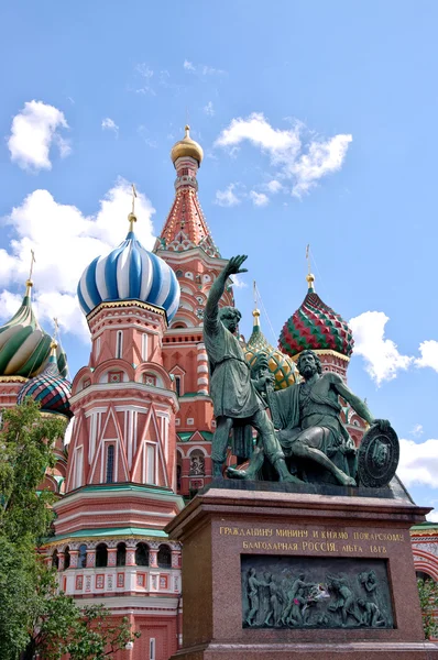 Monument voor minin en Pozjarski en st. basil's kathedraal op de achtergrond van de blauwe hemel. Rode plein. het kremlin, Moskou — Stockfoto