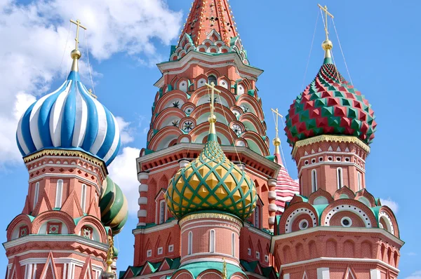 青い夏空のバック グラウンドで聖バジル大聖堂のドーム。赤の広場、モスクワ、ロシア — ストック写真