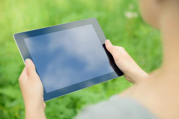 Digitales Tablet in den Händen halten — Stockfoto