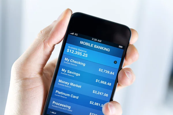 Мобильный банкинг на смартфоне — стоковое фото