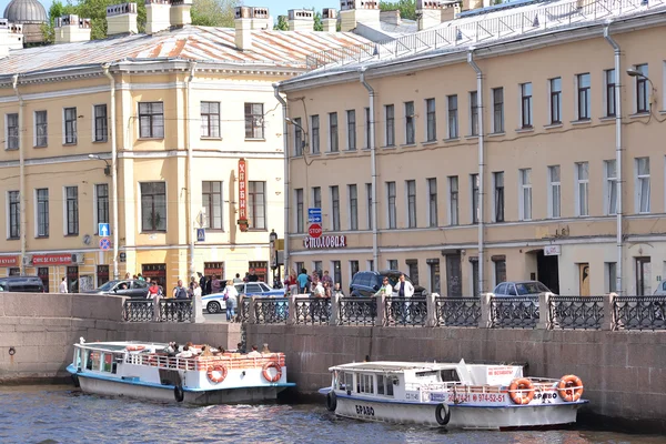 Embankment of river channel in Sankt Petersburg — Fotografie, imagine de stoc