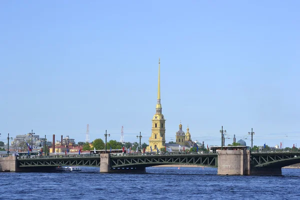 Palace bridge och peter och paul katedralen — Stockfoto