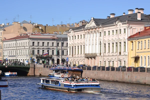 Canal fluvial à Saint-Pétersbourg — Photo