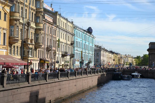 Embankment de canal fluvial em São Petersburgo — Fotografia de Stock