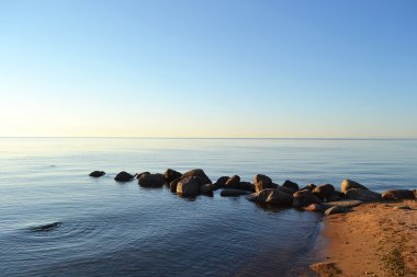 Sabahın erken saatlerinde ladoga Gölü kıyısında