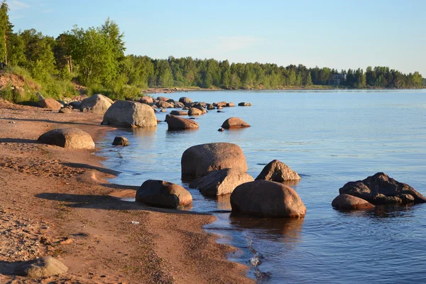 Riva del Lago Ladoga al mattino presto — Foto Stock
