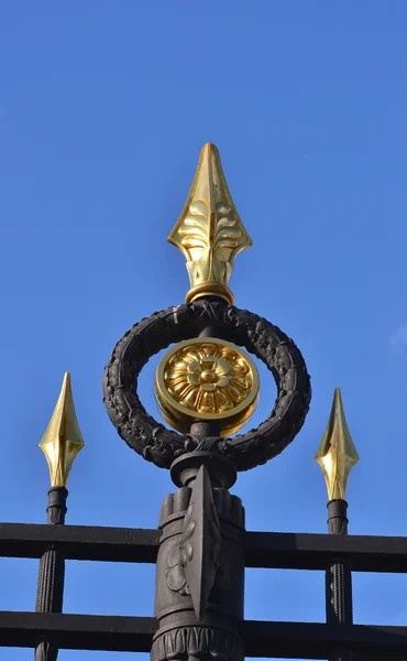 Stalen hek met gouden spears — Stockfoto