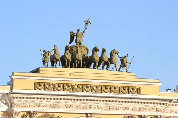 The sculpture of horses on the triumphal arch — Stock Photo, Image