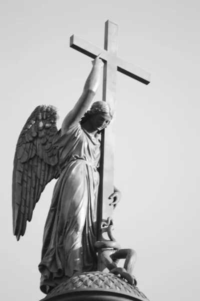 Anioł na kolumna alecxander — Zdjęcie stockowe