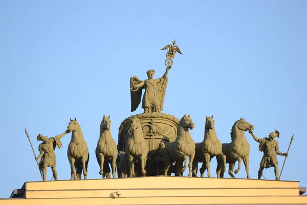 A escultura de cavalos no arco triunfal — Fotografia de Stock