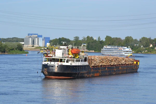 ネヴァ川に貨物船 — ストック写真