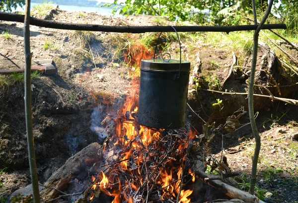 Panela em uma fogueira — Fotografia de Stock