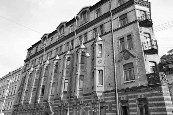 Старый дом в Санкт-Петербурге — стоковое фото