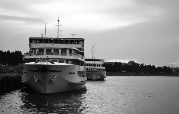 Речной круизный корабль — стоковое фото