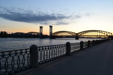 Neva Nehri ve Fin demiryolu Köprüsü'nde Günbatımı