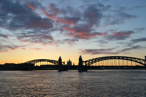 Річки Нева і міст Петро Великий на заході сонця — стокове фото