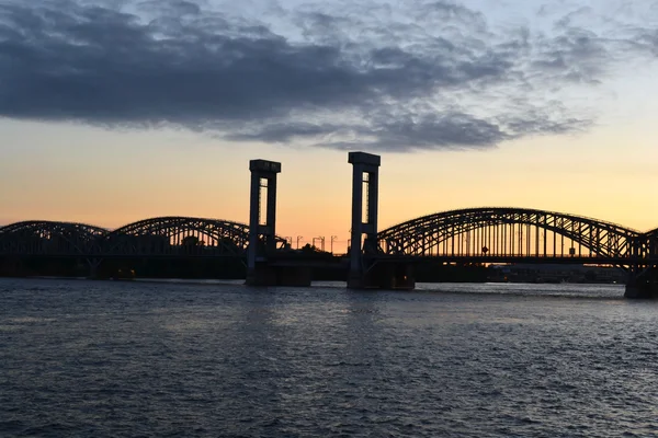 Newa und finnische Eisenbahnbrücke bei Sonnenuntergang — Stockfoto