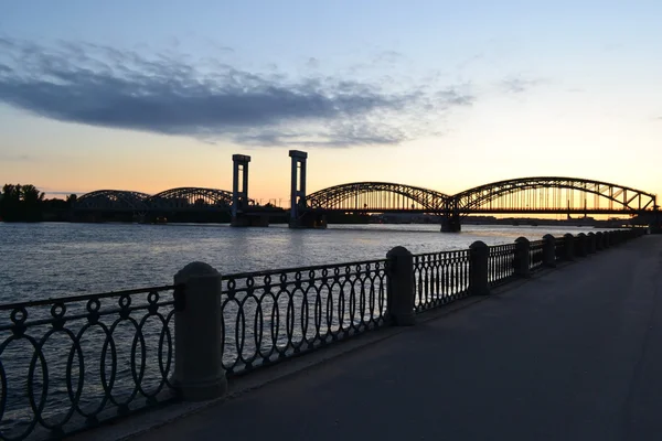 Rio Neva e ponte ferroviária finlandesa ao pôr do sol — Fotografia de Stock