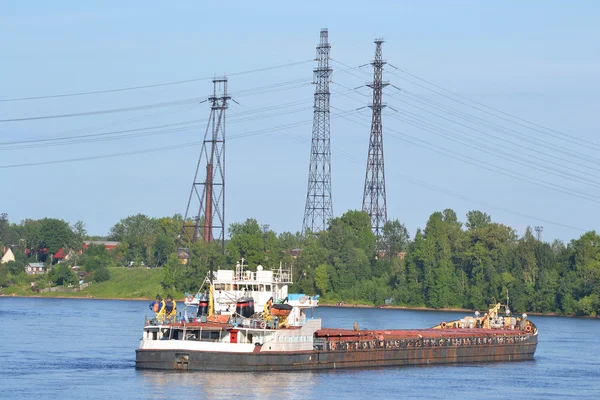 Buque de carga en el río Neva — Foto de Stock
