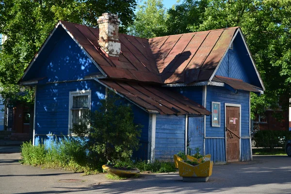 Altes kleines Landhaus aus Holz — Stockfoto