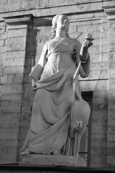 Statue 'Vigilance' near the Gatchina Palace — Stock Photo, Image