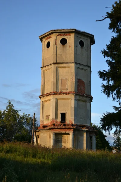 Το παλιό ερειπωμένο πύργο στο κοινόβιο πάρκο — Φωτογραφία Αρχείου