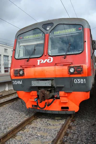 Modern piros elektromos vonat — Stock Fotó