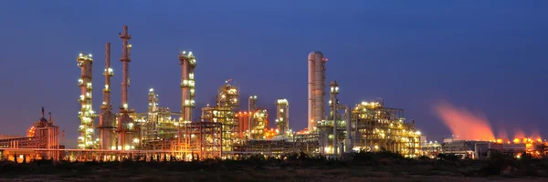 Petrochemické závody v soumraku — Stock fotografie