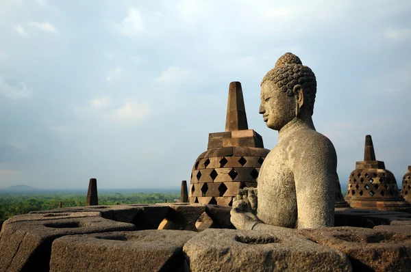 Buddha staty i stupa — Stockfoto