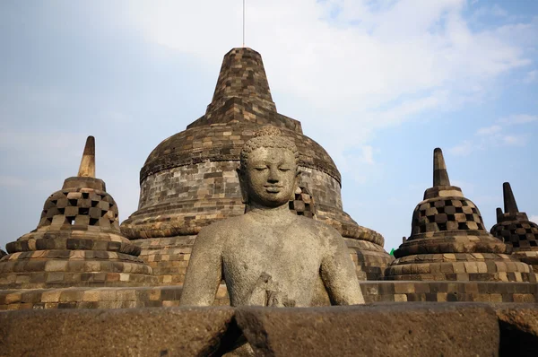 Buddha staty i stupa — Stockfoto