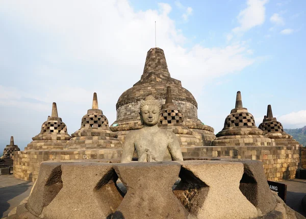 Posąg Buddy w stupa — Zdjęcie stockowe