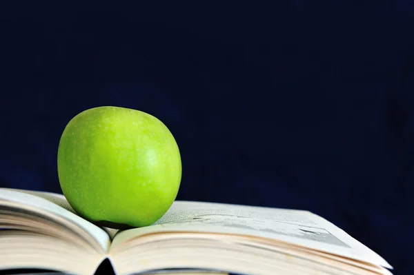 Green apple put on the book — Stock Photo, Image