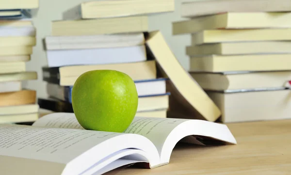 Green apple put on the book — Stock Photo, Image