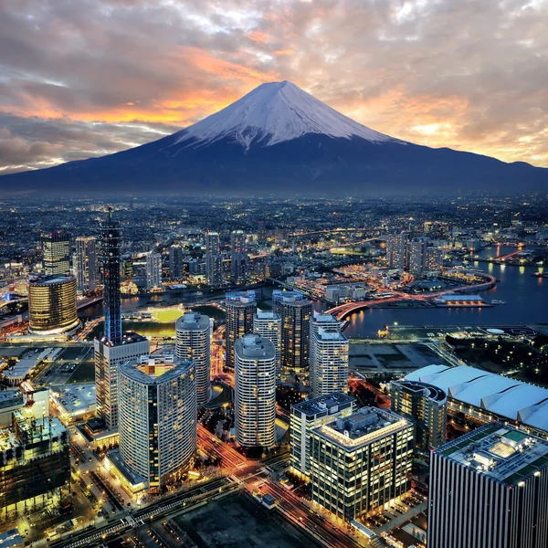 Vista surreal da cidade de Yokohama e Mt. Fuji. — Fotografia de Stock
