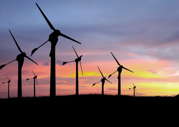 Silhuett av vindkraftverk med en solnedgång — Stockfoto