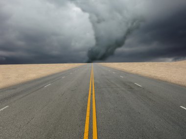 yol üzerinde büyük tornado