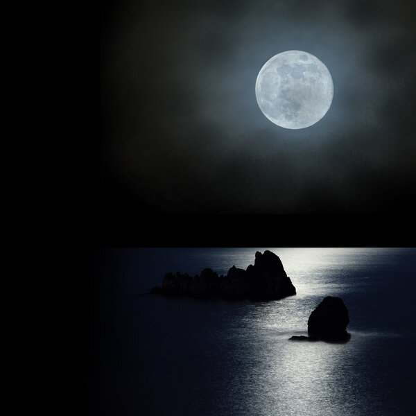 The moon rise up over the ocean