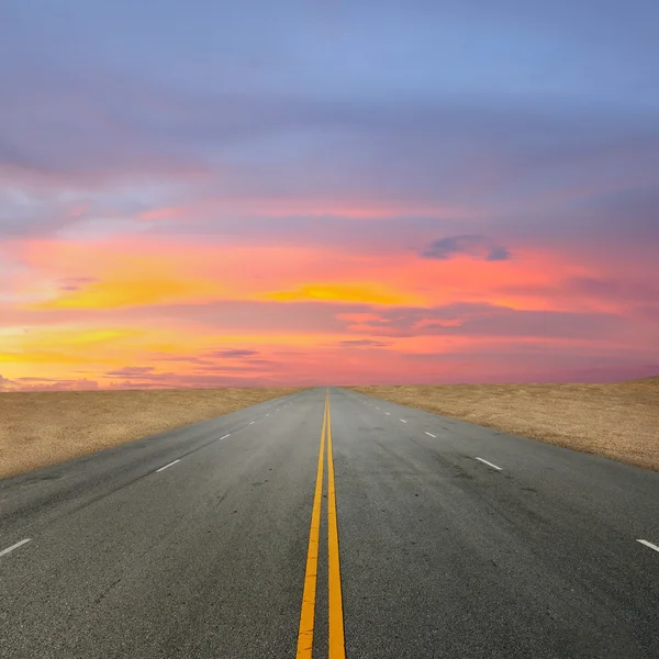 Estrada e o céu do pôr do sol — Fotografia de Stock