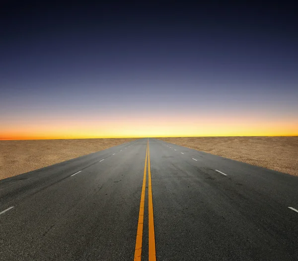 Estrada e o céu do pôr do sol — Fotografia de Stock