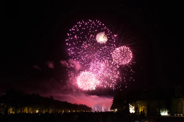 Versailles - 21. července: Červená ohňostroj v noční Show fontán — Stock fotografie