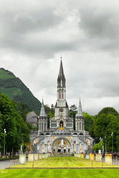 Vista da catedral em Lourdes — Fotografia de Stock