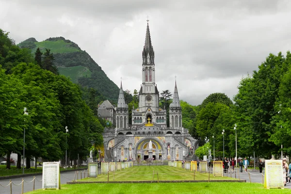 Blick auf die Kathedrale in Lourdes — Stockfoto