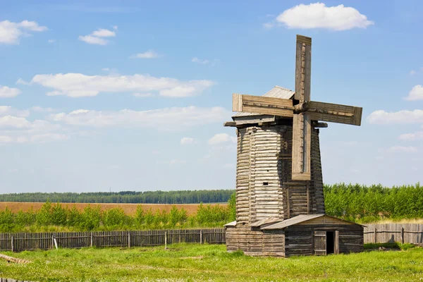 Mulino a vento in legno sul campo verde — Foto Stock