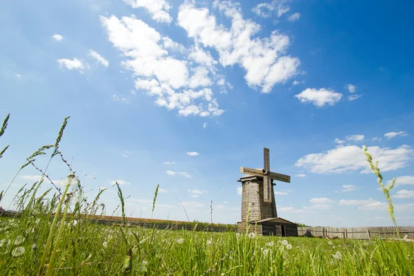 Moara de vânt din lemn pe câmpul verde — Fotografie, imagine de stoc