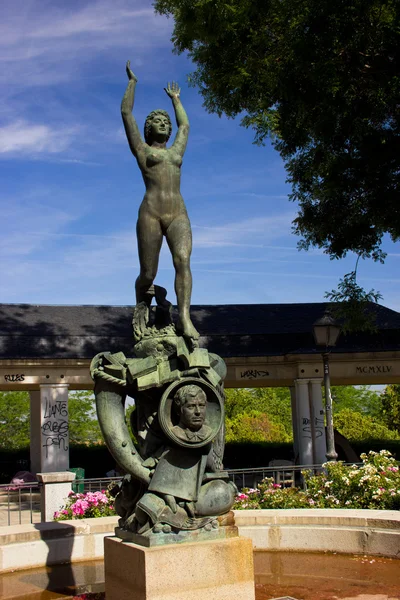 Monument in park van madrid — Stockfoto