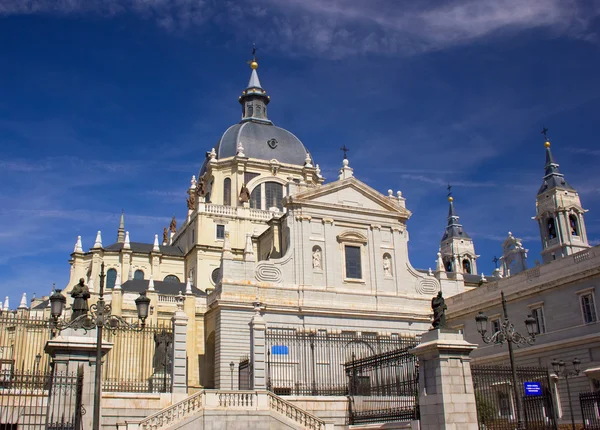 Cathedral church in the center of Madrid — Stock Photo, Image