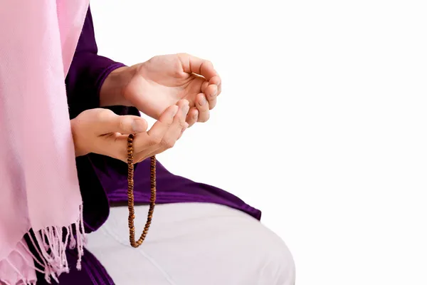 Menina muçulmana orando na mesquita — Fotografia de Stock