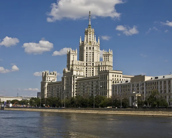 Москва, высотное здание — стоковое фото