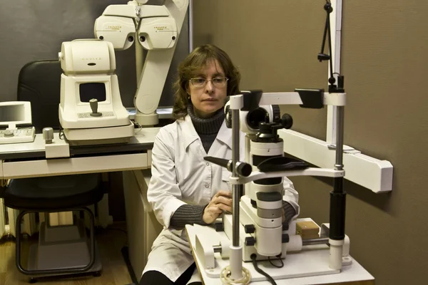 Lekarz okulista z aparatury medycznej — Zdjęcie stockowe