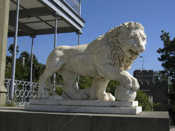Standbeeld van Leeuw, vorontcovskiy paleis, Krim — Stockfoto